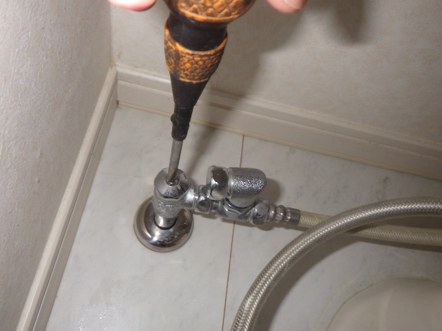 止水栓を開け水漏れがないか確認する