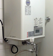 給湯器とポンプの接続部から水漏れ