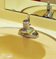 洗面所・洗面台の排水パイプと床（壁）の間から水漏れ修理