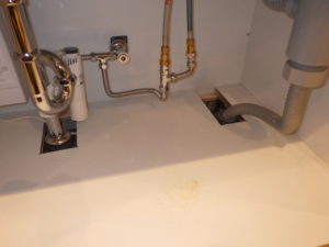 排水トラップと排水管の接続部からの水漏れ