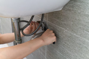 【徹底解説】トイレ給水管の水漏れ原因とパッキン交換の方法